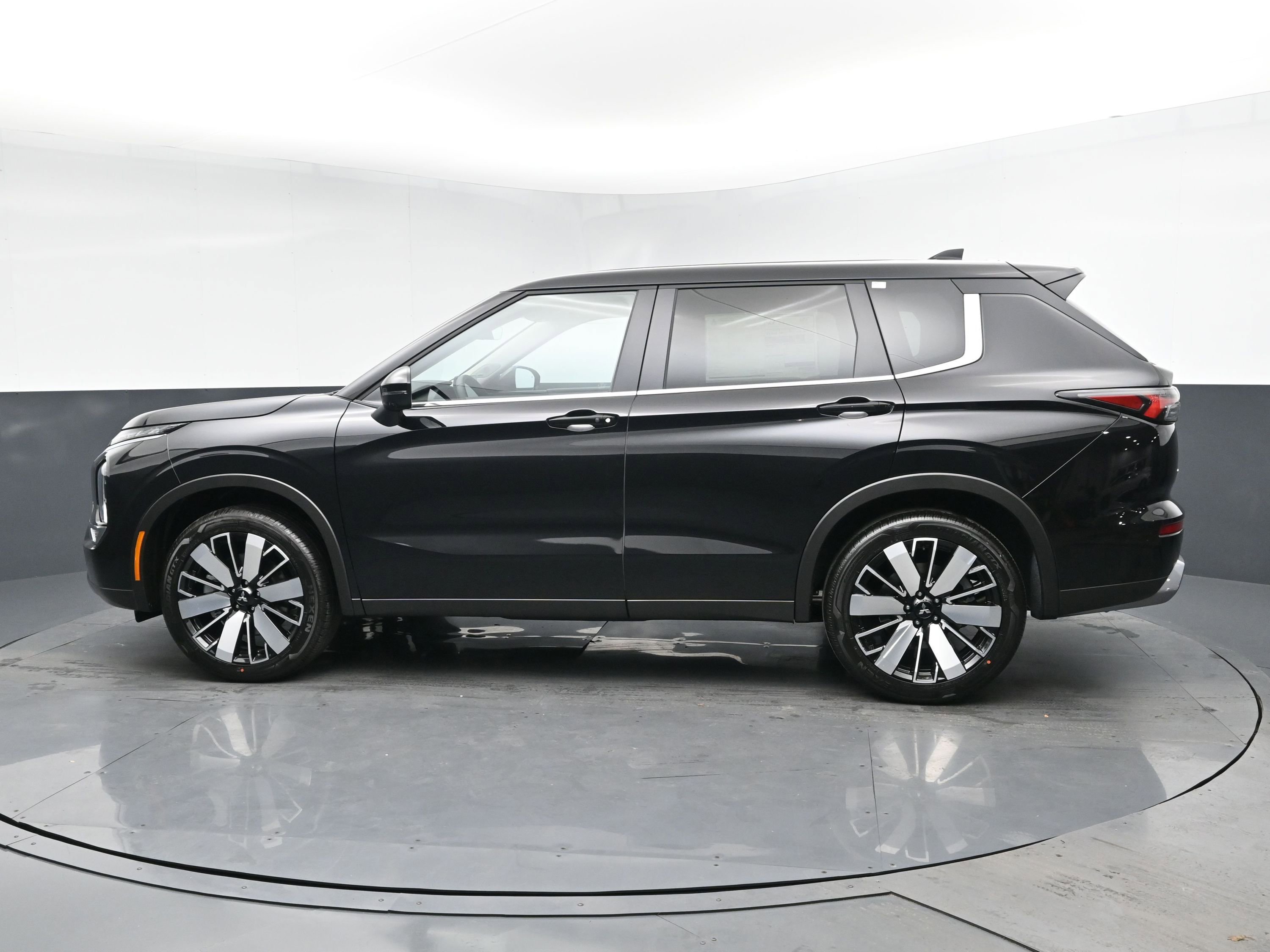2025 Mitsubishi Outlander SE photo 3