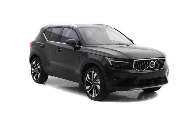 2025 Volvo XC40 AWD photo 2