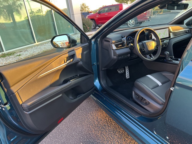 2025 Toyota Camry SE photo 3