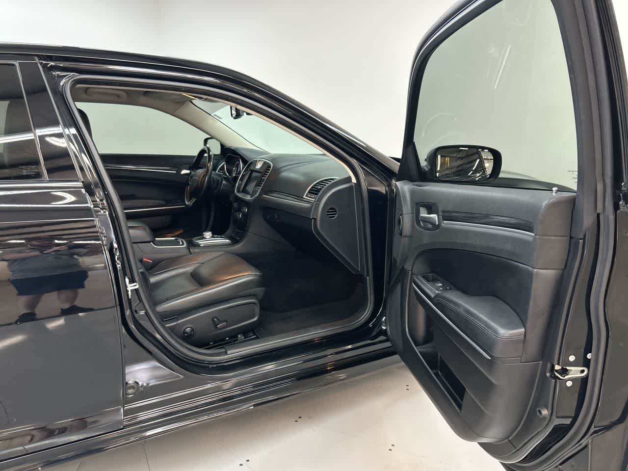 2022 Chrysler 300 Touring L photo 15
