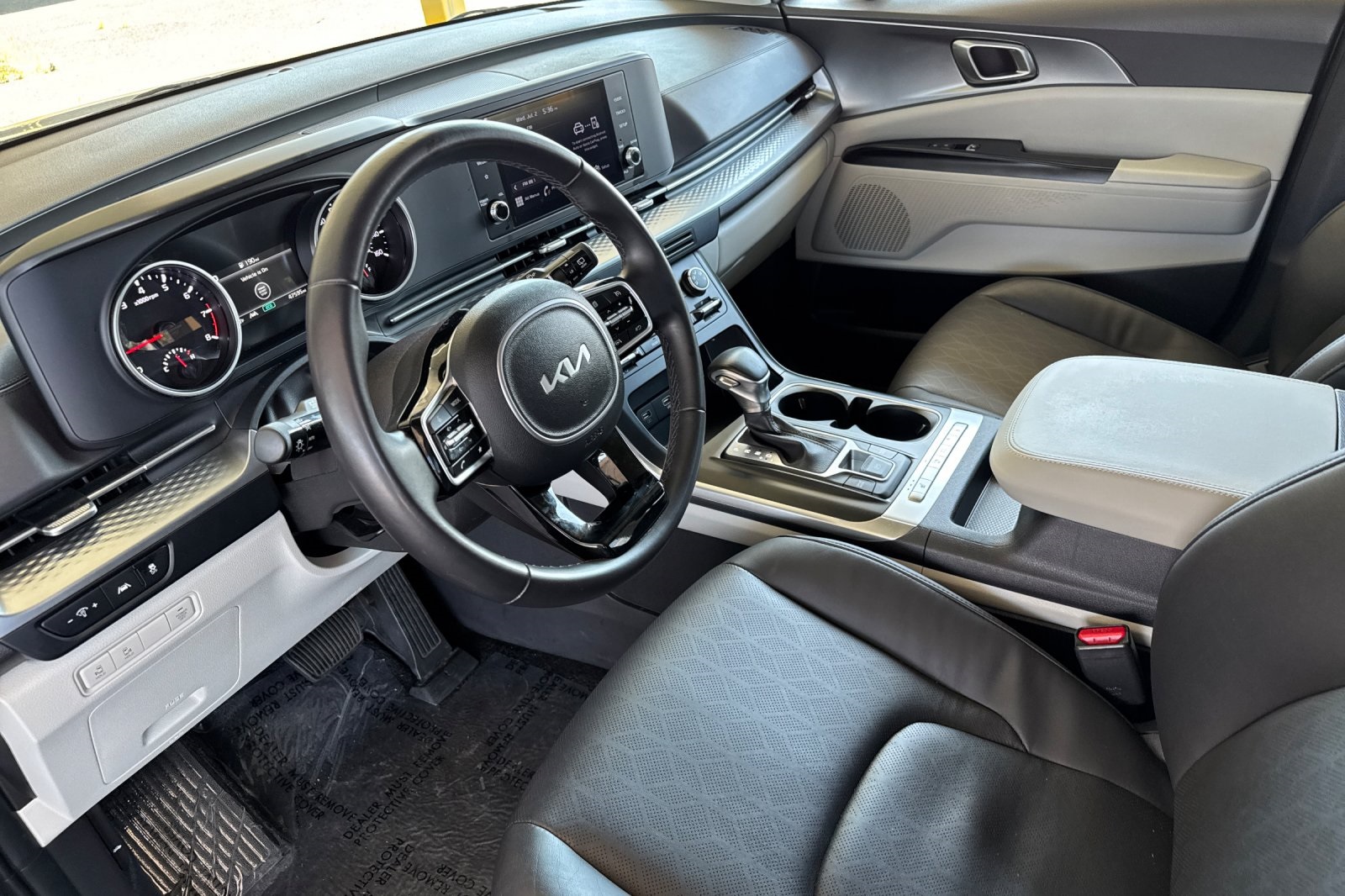 2024 Kia Carnival LX photo 8