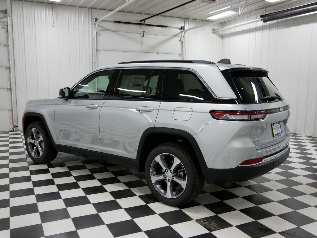 2025 Jeep Grand Cherokee Limited photo 2