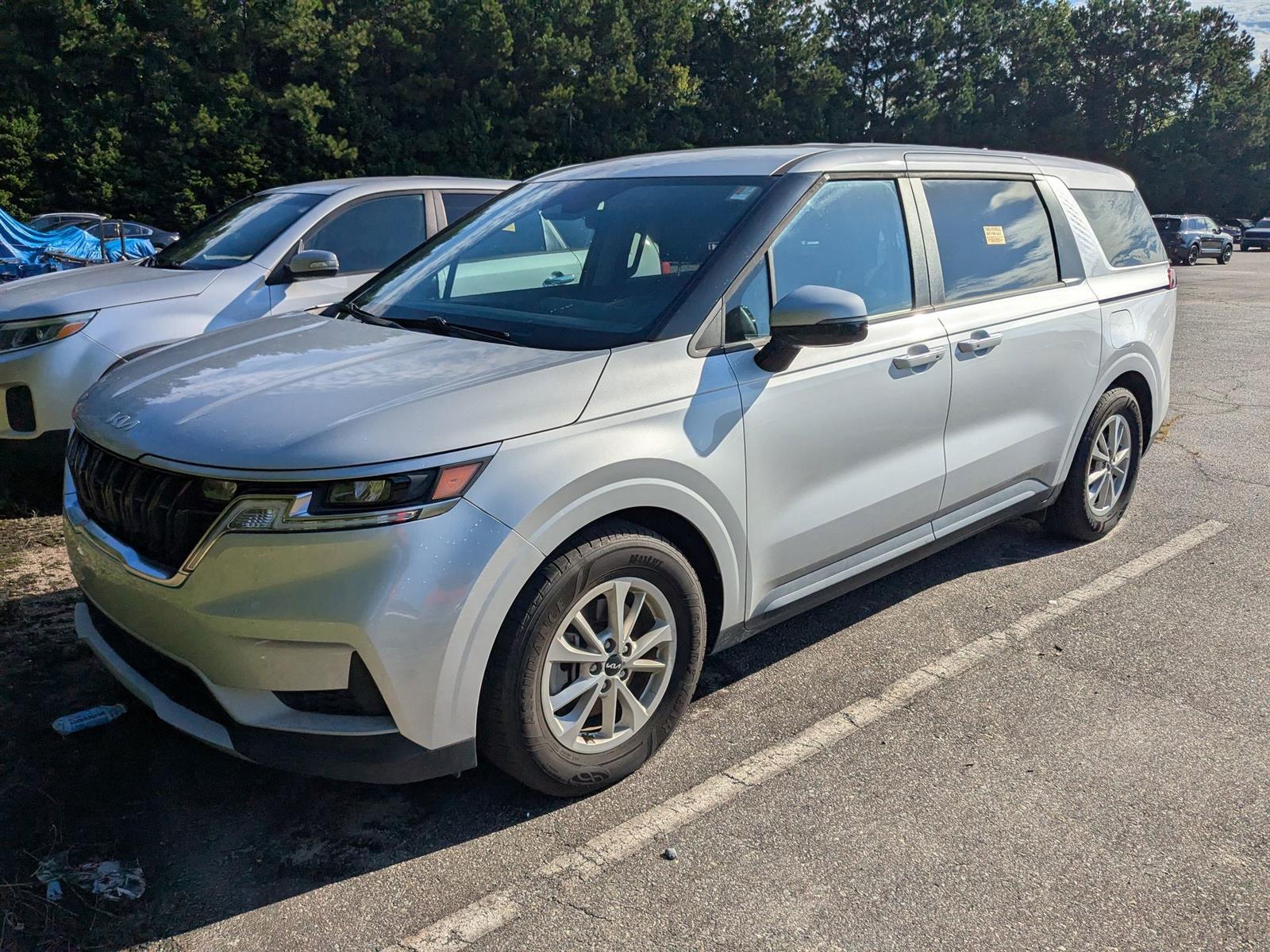 2022 Kia Carnival LX photo 3