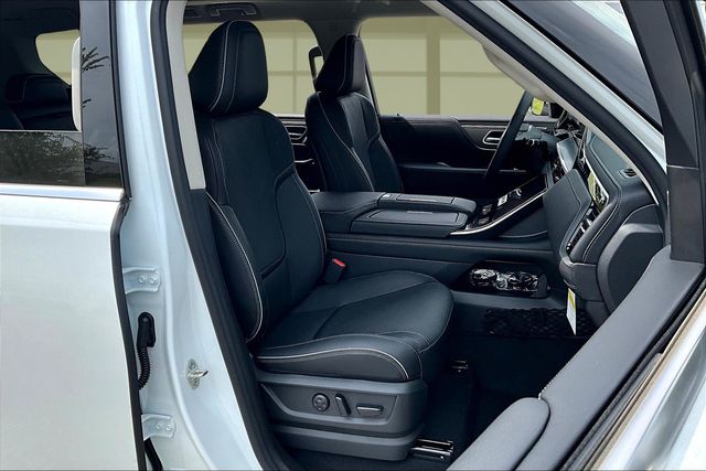 2026 Infiniti QX80 Luxe photo 7