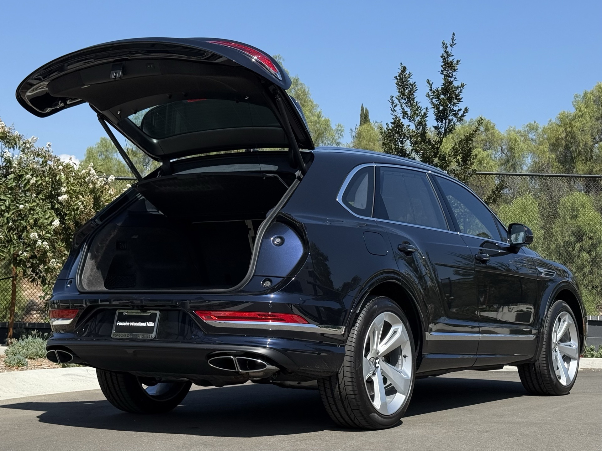 2024 Bentley Bentayga V8 photo 31