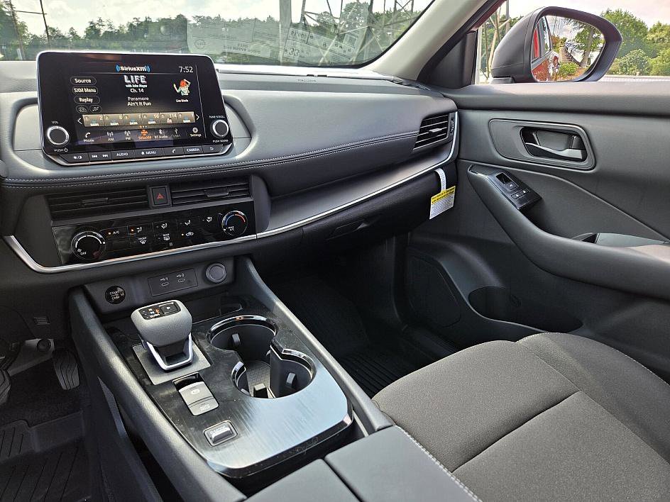 2025 Nissan Rogue S photo 13