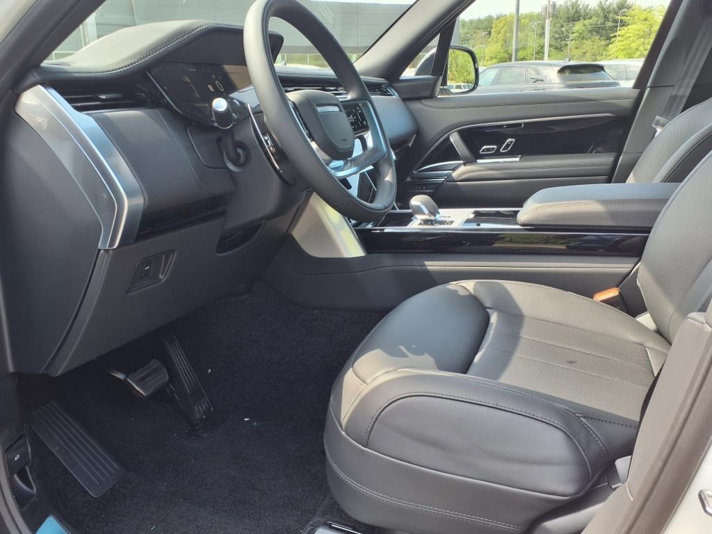 2025 Land Rover Range Rover SE photo 13