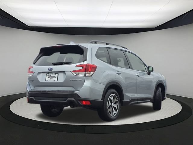 2023 Subaru Forester Premium photo 5