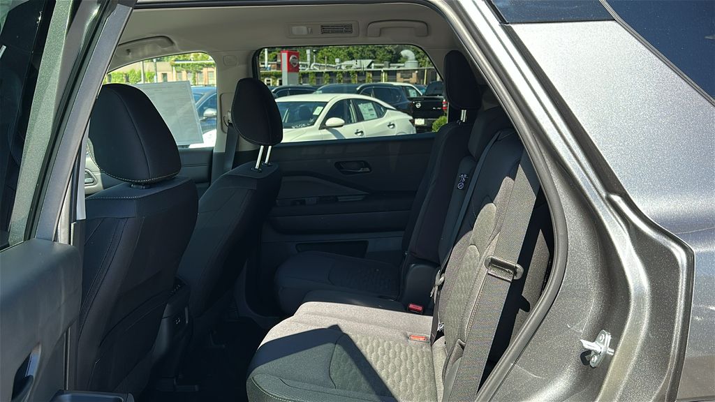 2025 Nissan Pathfinder SV photo 23