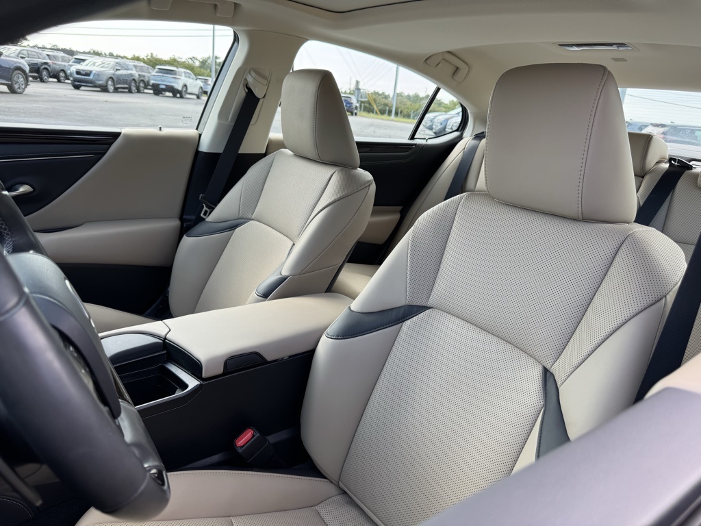 2021 Lexus ES 300h photo 3
