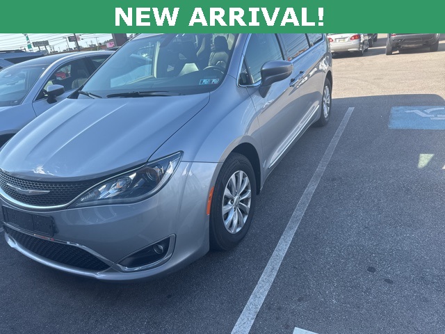 2017 Chrysler Pacifica Touring L photo 2