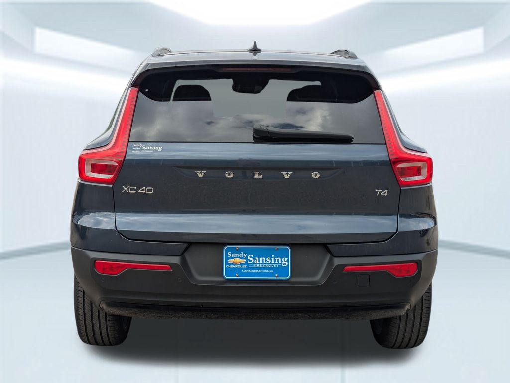 2022 Volvo XC40 R-Design photo 4