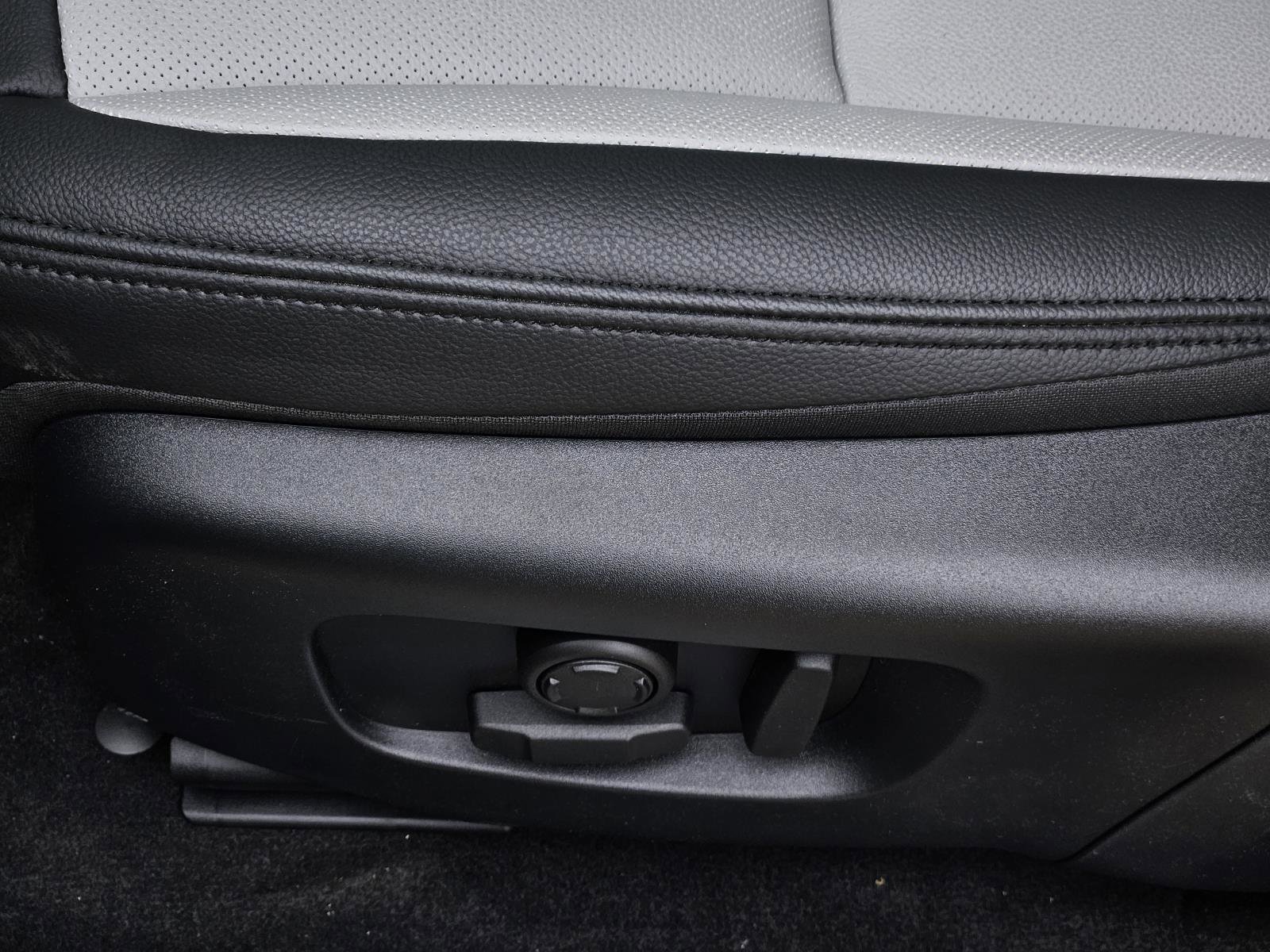 2026 Land Rover Range Rover Evoque Dynamic SE photo 27