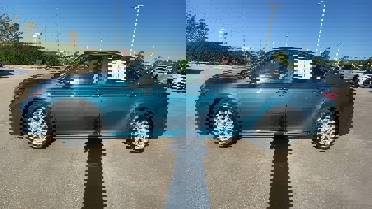2025 Toyota Camry LE photo 3