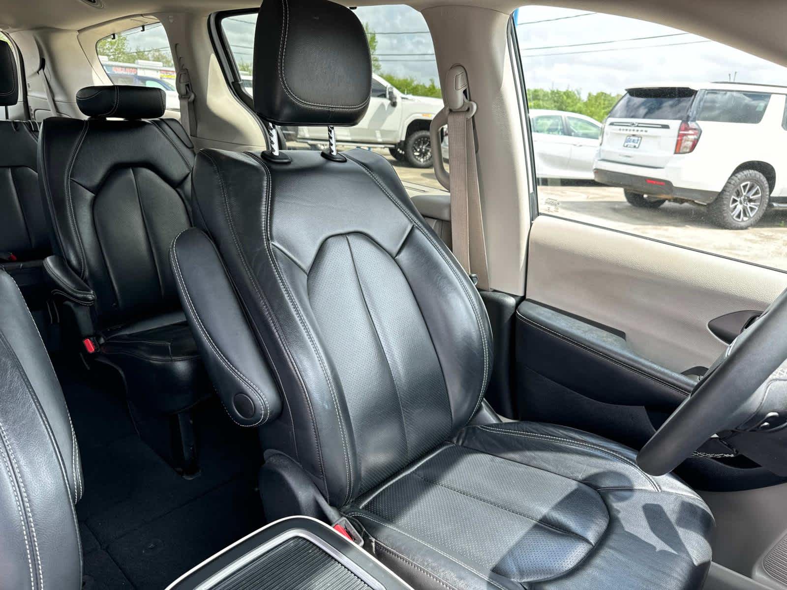 2022 Chrysler Pacifica Touring L photo 25