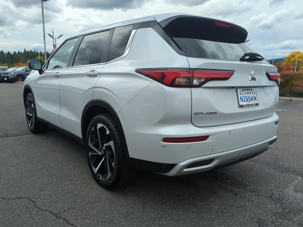 2024 Mitsubishi Outlander SE Black Edition photo 6