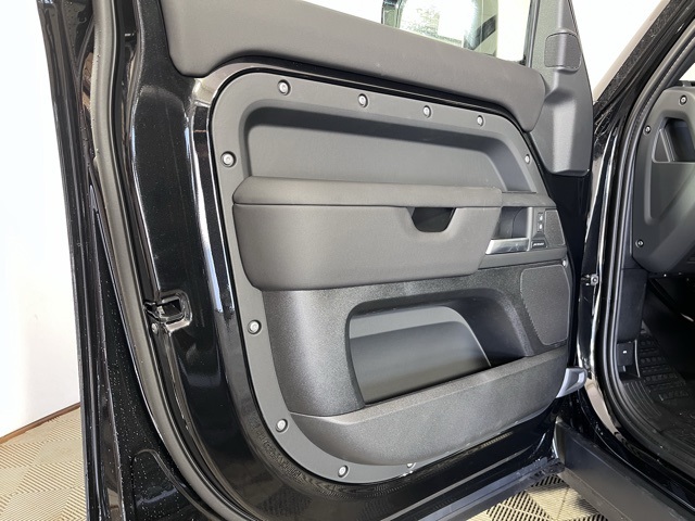 2025 Land Rover Defender 110 S photo 9