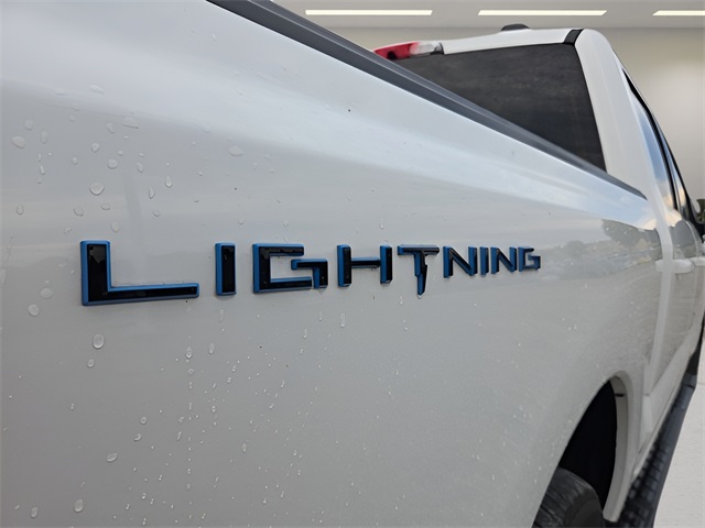 2023 Ford F-150 Lightning Platinum photo 17