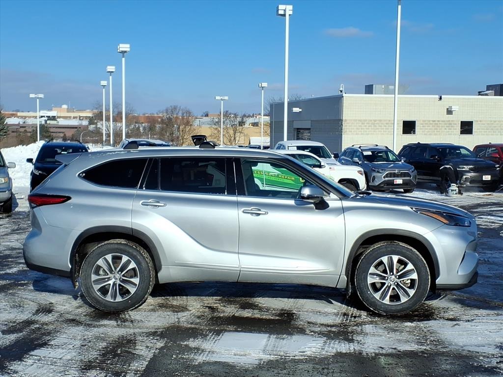 Certified 2022 Toyota Highlander XLE with VIN 5TDHZRBH5NS205009 for sale in Burnsville, Minnesota