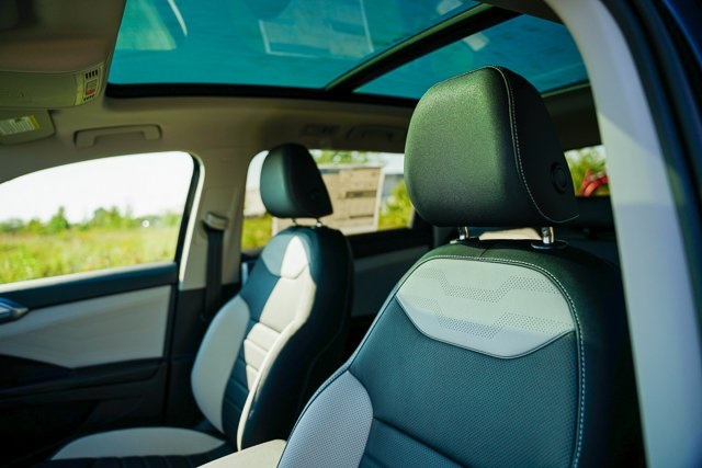 2025 Volkswagen Taos SEL photo 8