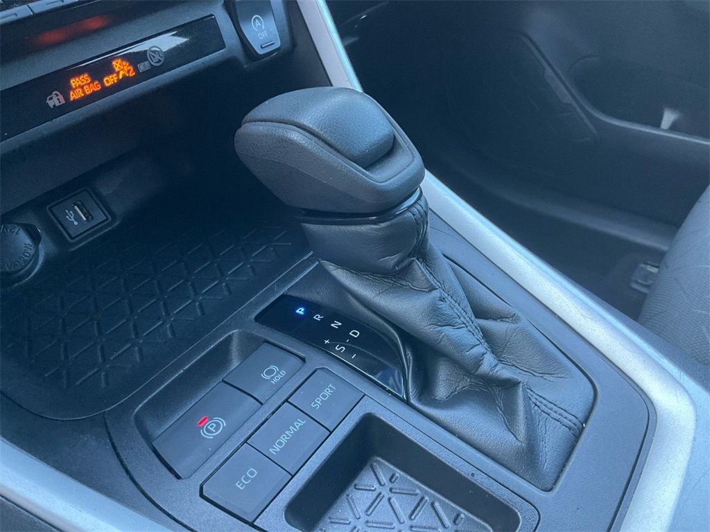 2023 Toyota RAV4 XLE photo 33