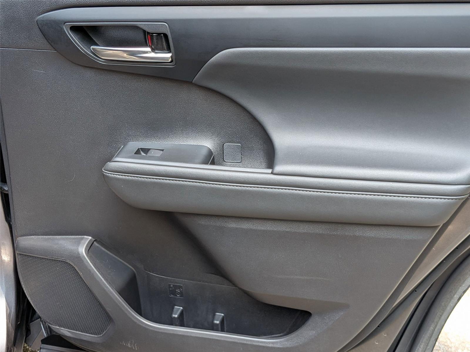 2022 Toyota Highlander XLE photo 29