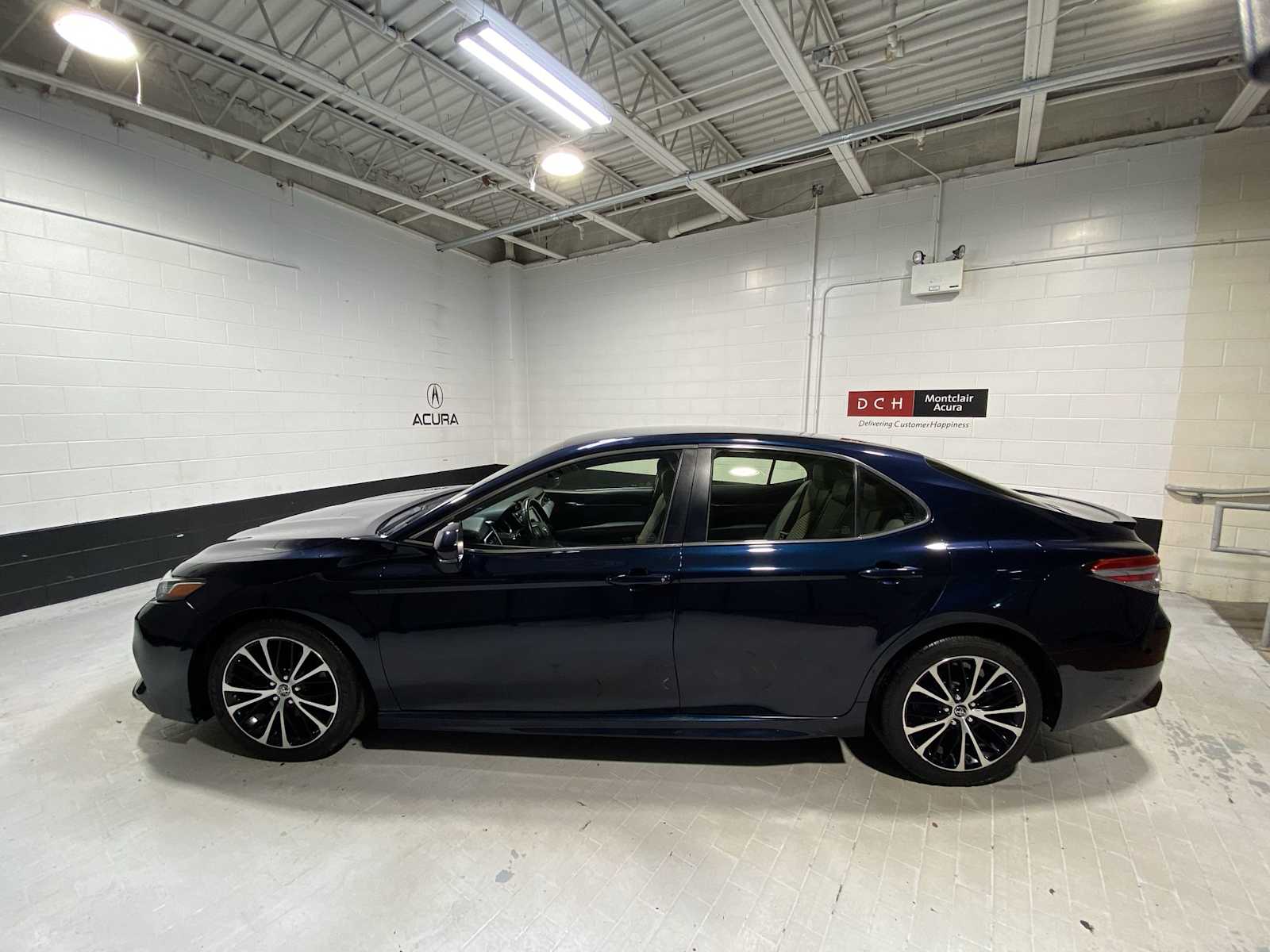 2018 Toyota Camry SE photo 3
