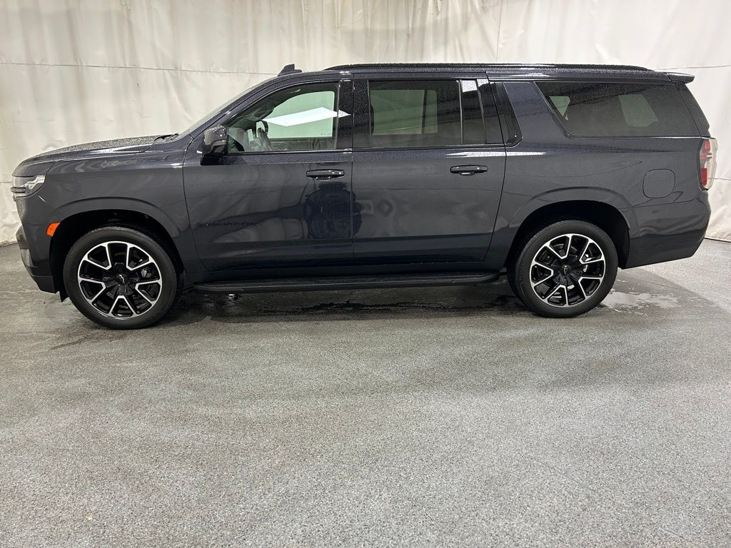 2022 Chevrolet Suburban RST photo 2