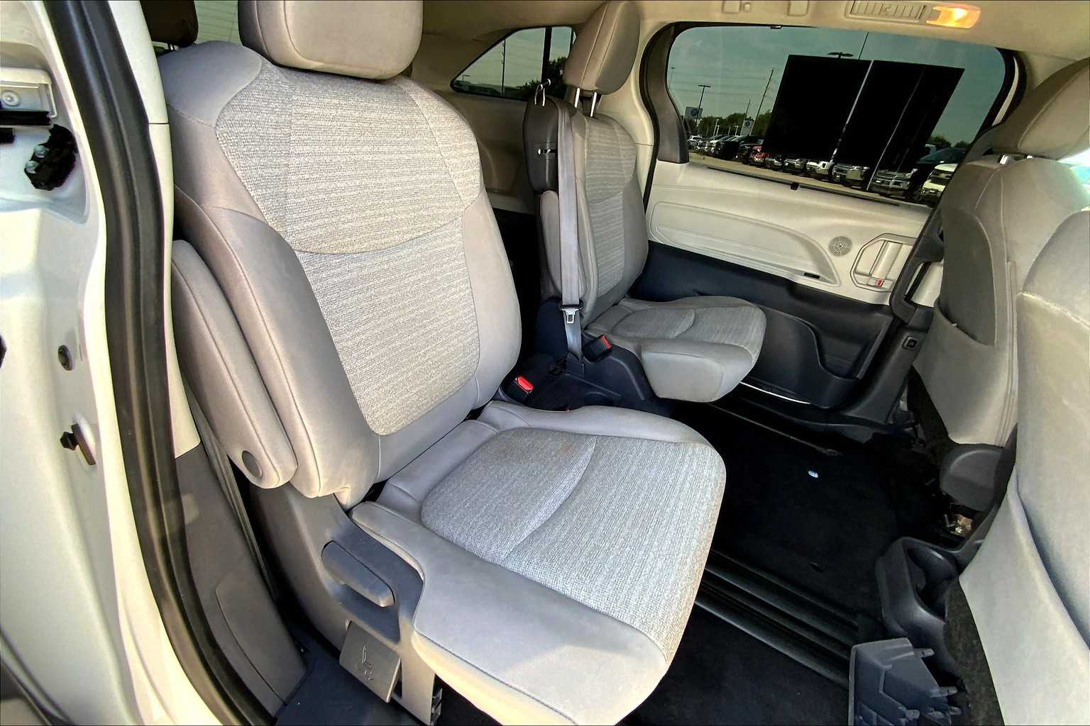 2021 Toyota Sienna LE photo 17