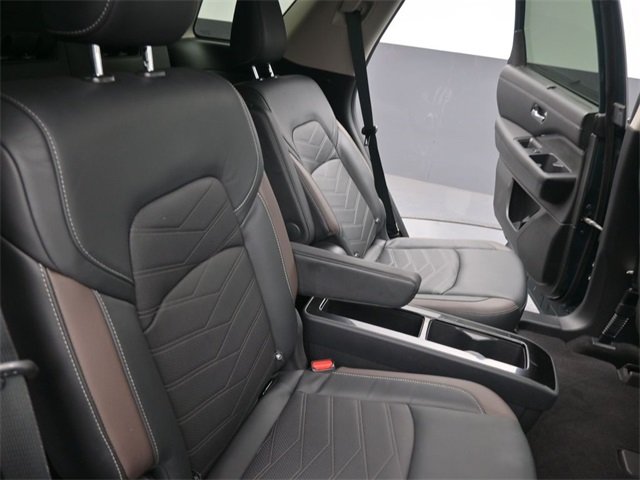 2022 Nissan Pathfinder Platinum photo 25