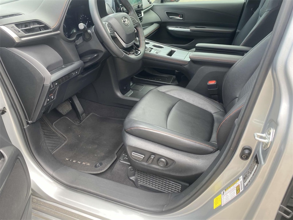 2023 Toyota Sienna XSE photo 12