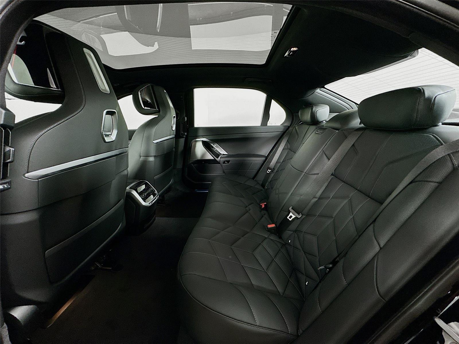 2026 Bmw 750e photo 24