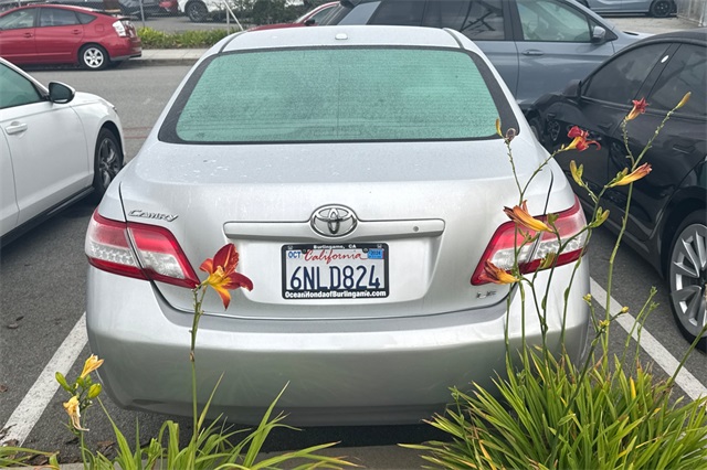 2011 Toyota Camry LE photo 3