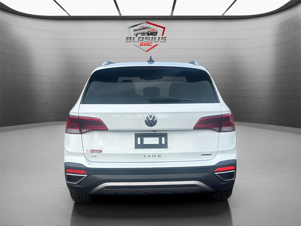 2023 Volkswagen Taos SE photo 3