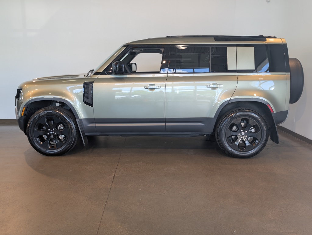 2025 Land Rover Defender 110 S photo 3