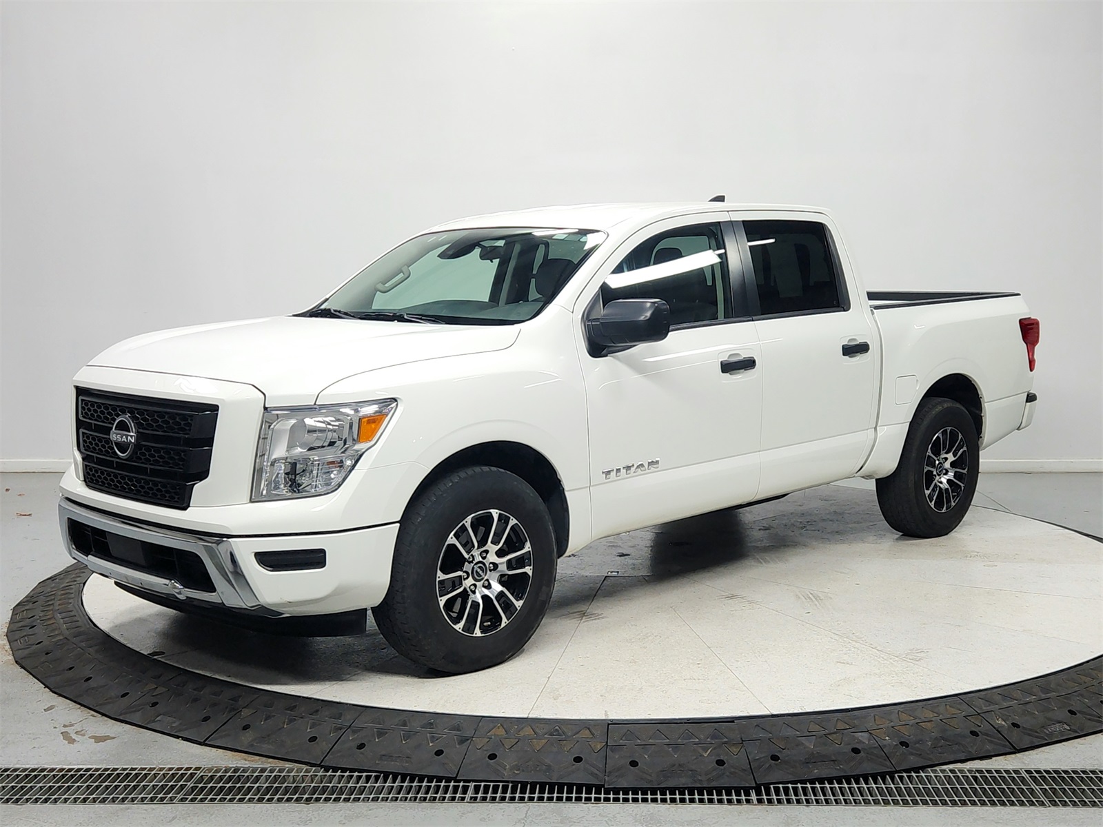 2023 Nissan Titan SV photo 3