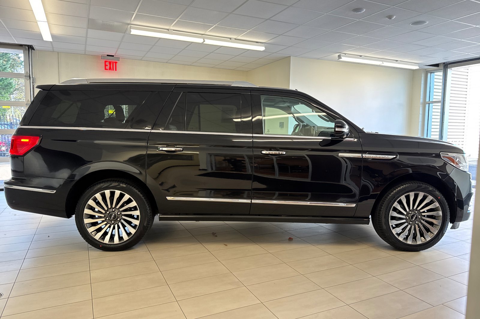 2019 Lincoln Navigator L Reserve photo 2