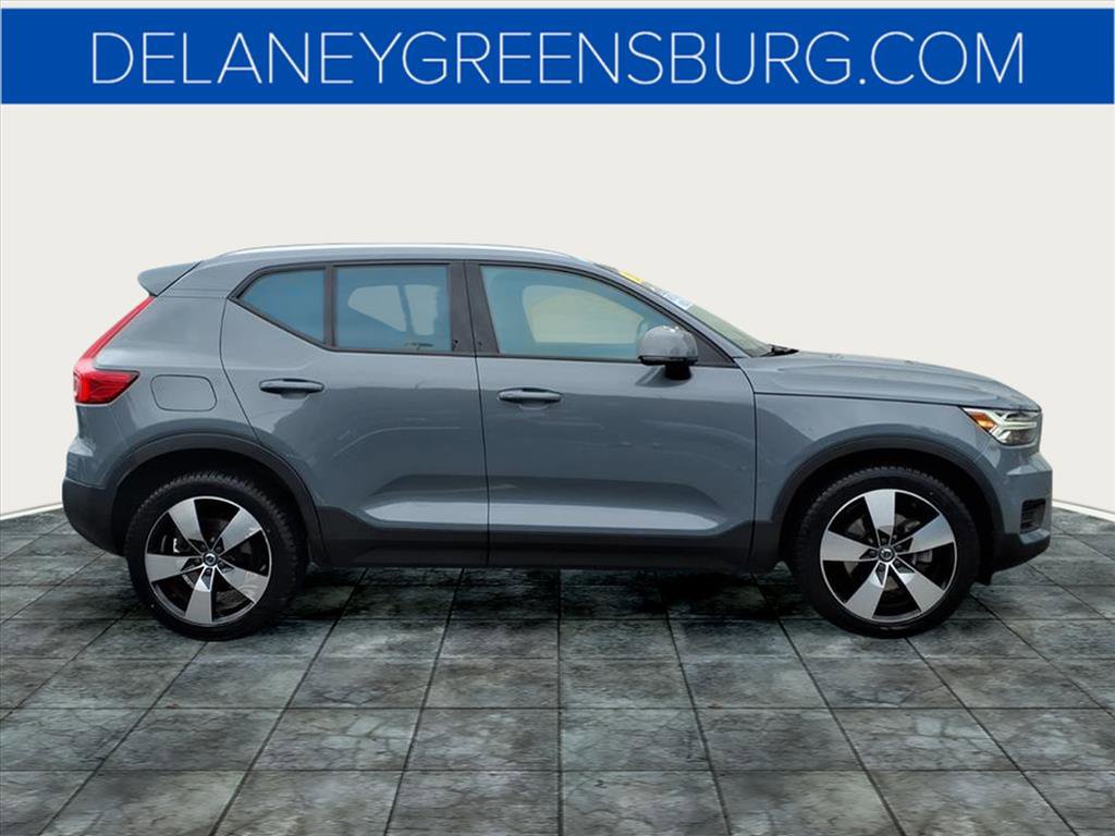 2020 Volvo XC40 T5 Momentum photo 2