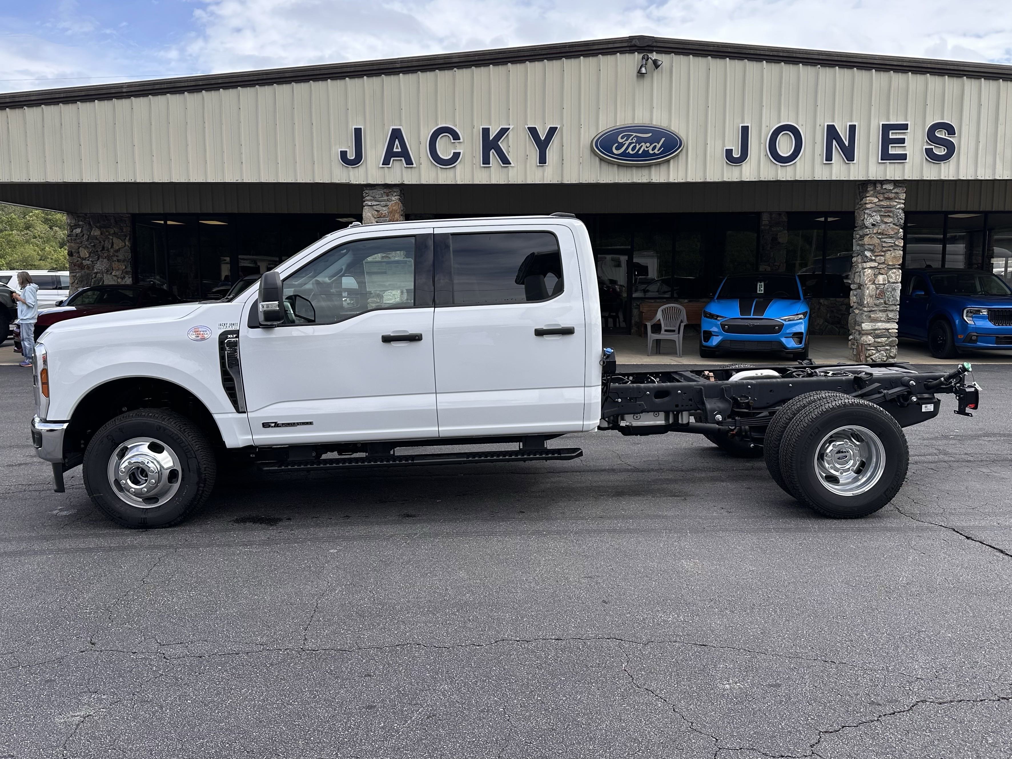 2025 Ford F-350 Super Duty Chassis Cab XLT's photo