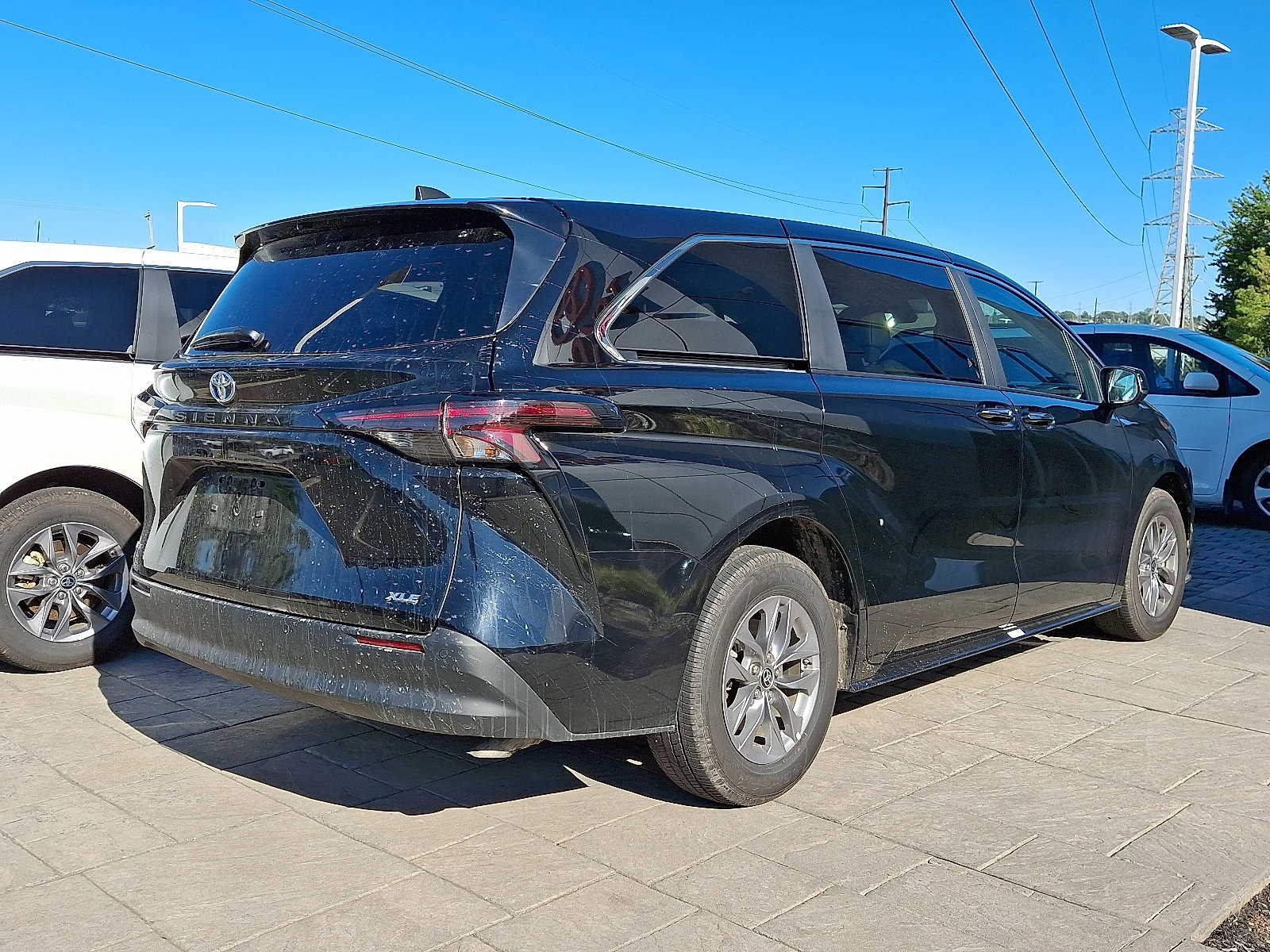 2025 Toyota Sienna XLE photo 3