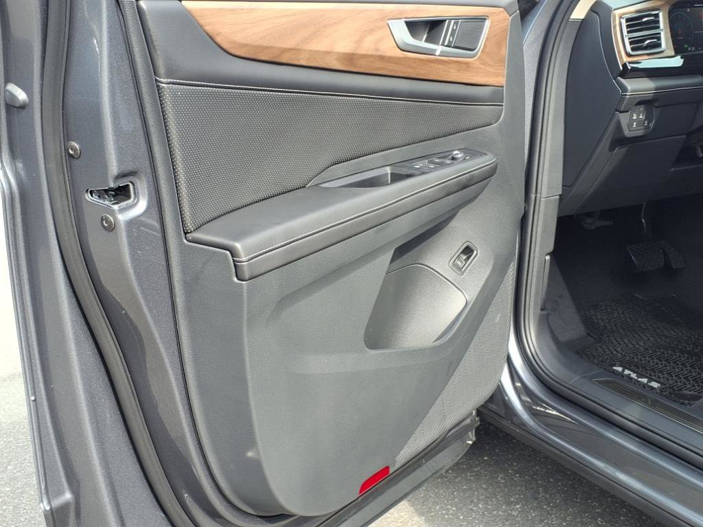 2025 Volkswagen Atlas SE Technology photo 4