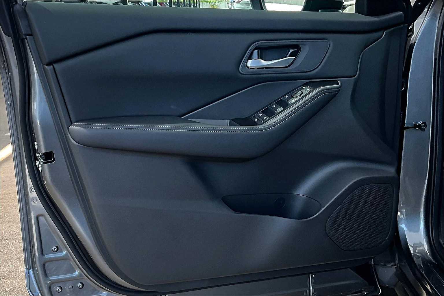 2025 Nissan Rogue SV photo 10