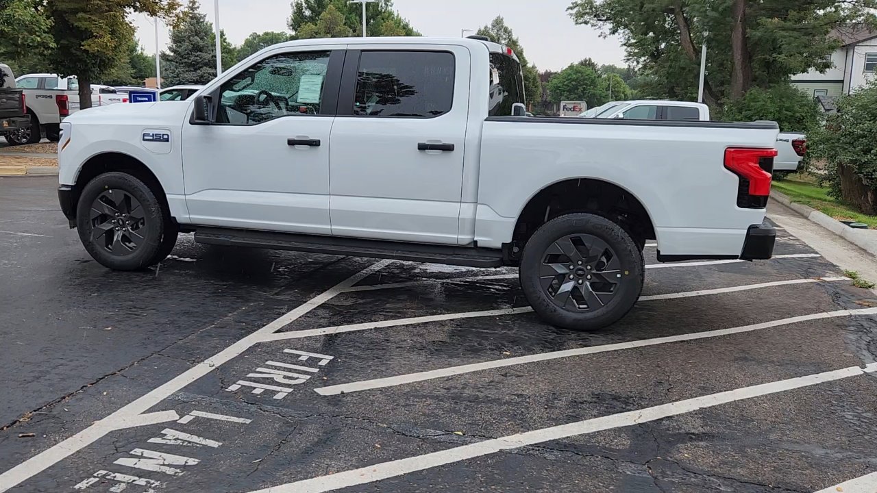 2025 Ford F-150 Lightning photo 4
