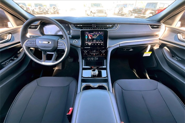 2025 Jeep Grand Cherokee Laredo X photo 2