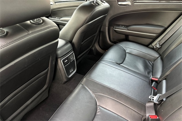 2023 Chrysler 300 Touring L photo 12