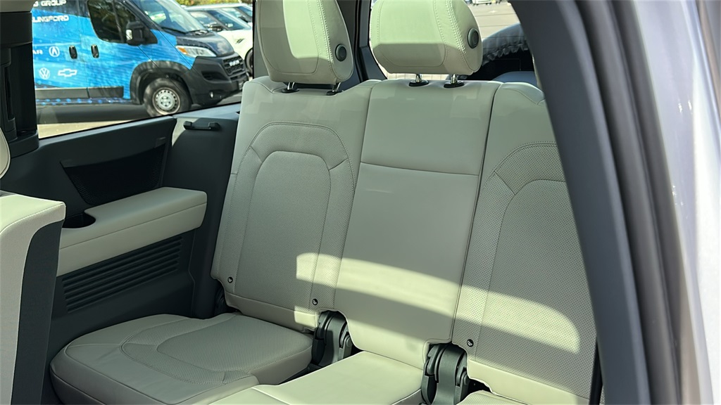 2024 Land Rover Defender 130 S photo 28