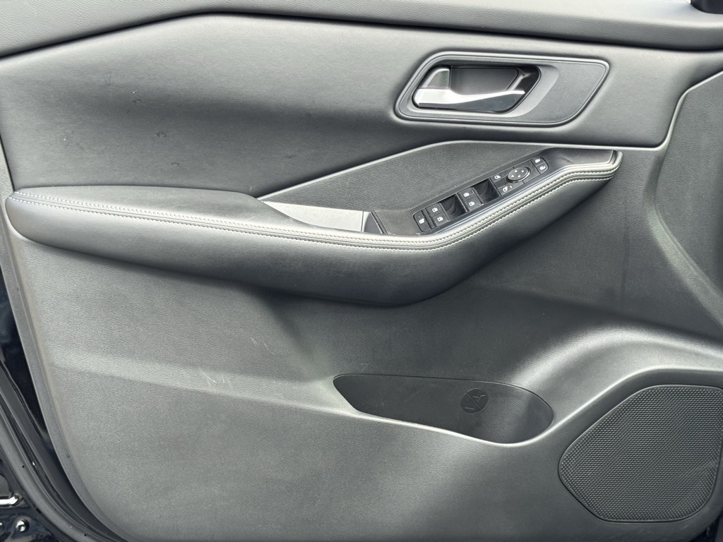 2024 Nissan Rogue SV photo 7