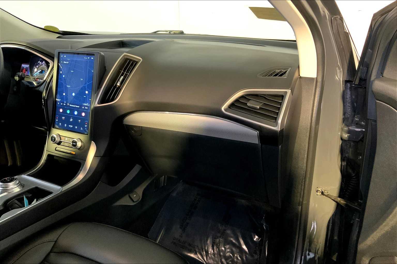 2021 Ford Edge SEL photo 18