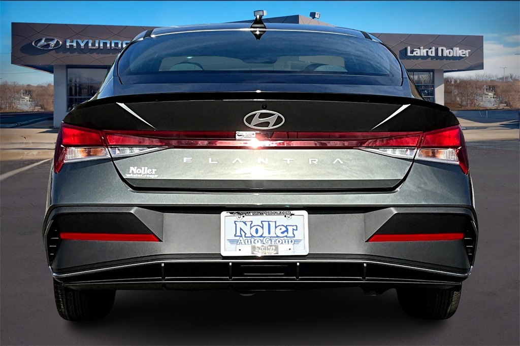 2025 Hyundai Elantra SEL Sport photo 4