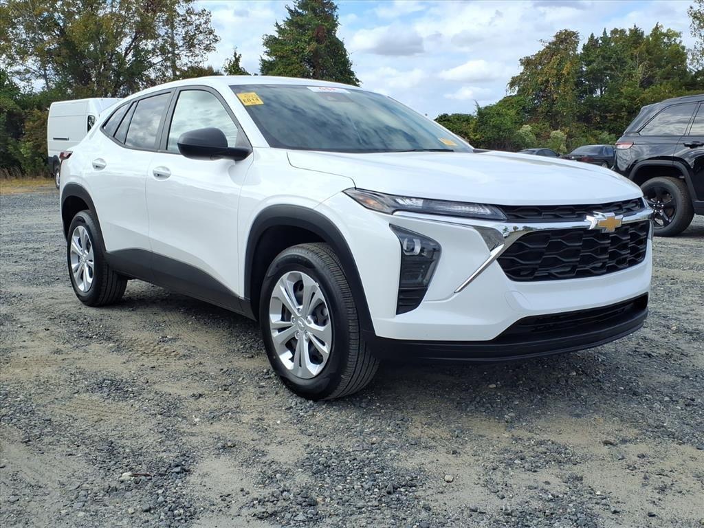 2024 Chevrolet Trax LS photo 2